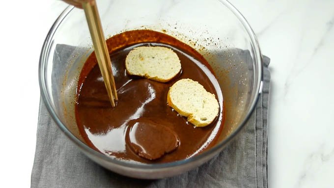 バゲットをチョコレート液に浸します。バゲットをチョコレート液の中に沈めて、1分くらいおきます。