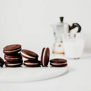 ココアクッキーのエスプレッソホワイトチョコレートサンド
