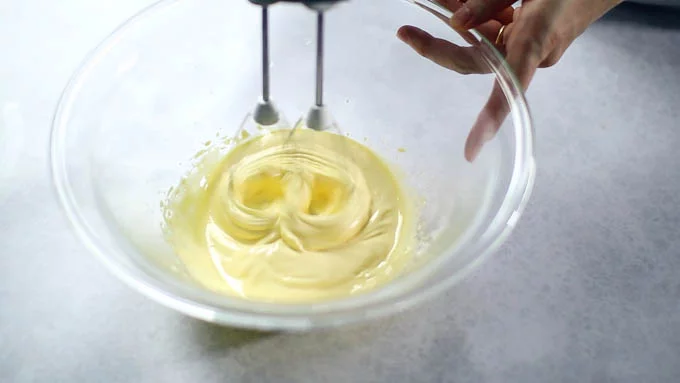 卵黄に残りのグラニュー糖（30g）を加えてミキサーやホイッパーなどで白っぽくなるまで泡立てます。