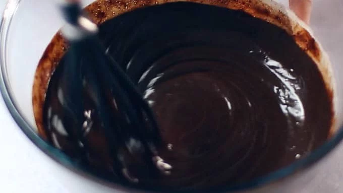 ホイッパーで泡立てないように静かに混ぜます。チョコレートが全て溶けてツヤが出てきたらお好みでコニャックなどで風味をつけます。