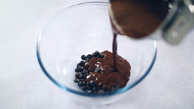 チョコレートを刻んでボウルに入れます。
温めた1. をチョコレートに注いで1分ほどおきチョコレートを溶かします。