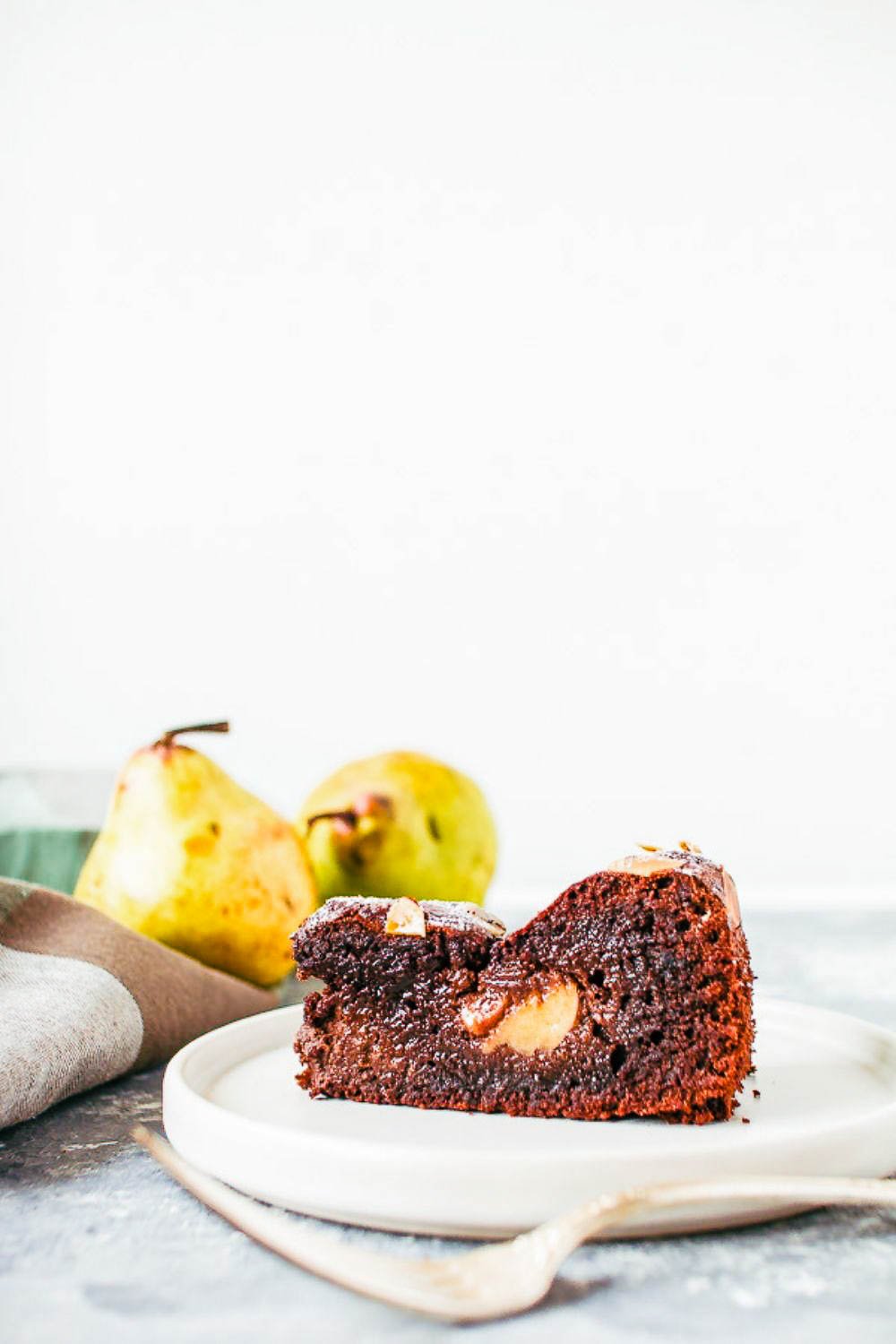 洋梨とオリーブオイルのチョコレートケーキ