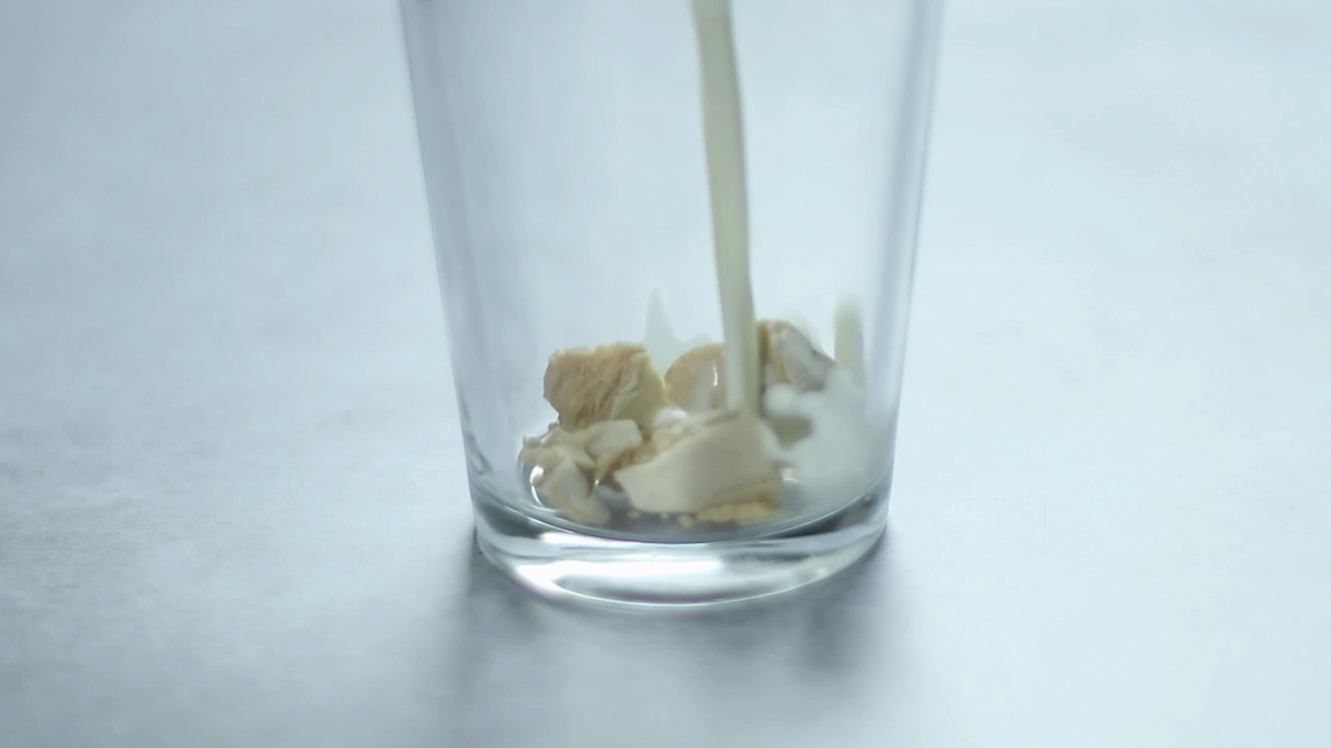 生イーストを砕いて小さなボウルに入れます。 牛乳を人肌くらいに温め、生イーストの入ったボウルに注ぎ入れます。よく混ぜ合わせて生イーストを溶かします。