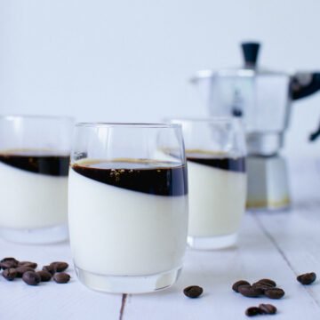 エスプレッソコーヒー風味の白いパンナコッタ