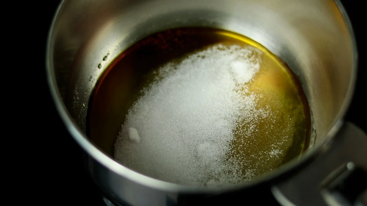 小鍋（深さがあるのもの）にグラニュー糖を入れ、中火で加熱します。

だんだん底とまわりからグラニュー糖が溶けて透明になってくるので、鍋を揺らしながら均一に溶かしていきます。
