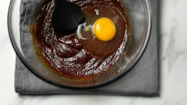 チョコレートをレンジまたは湯煎で溶かします。
グラニュー糖と加えて混ぜ合わせ、卵をひとつづつ加えてその都度よく混ぜ合わせます。