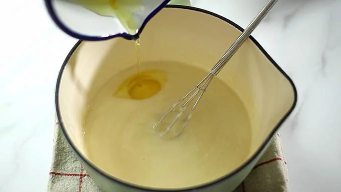 シロップを加熱したクリームに少しづつ加えて溶きのばします。