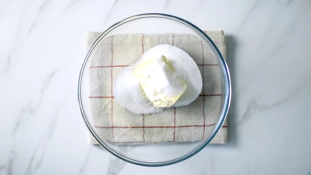 ボウルにバターとグラニュー糖を入れ、クリーム状になるまでよく混ぜます。