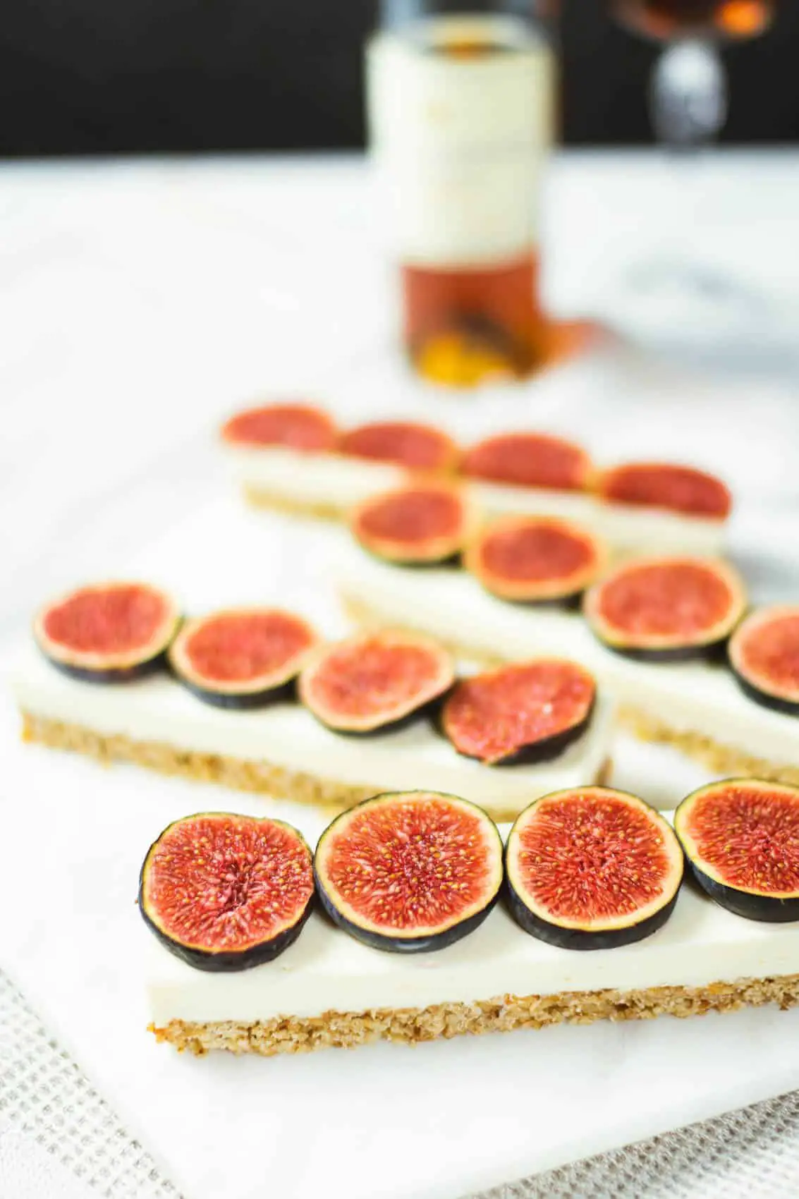 Fresh Fig and Rich Mascarpone Cheesecake with Crunchy Oatmeal Biscuit