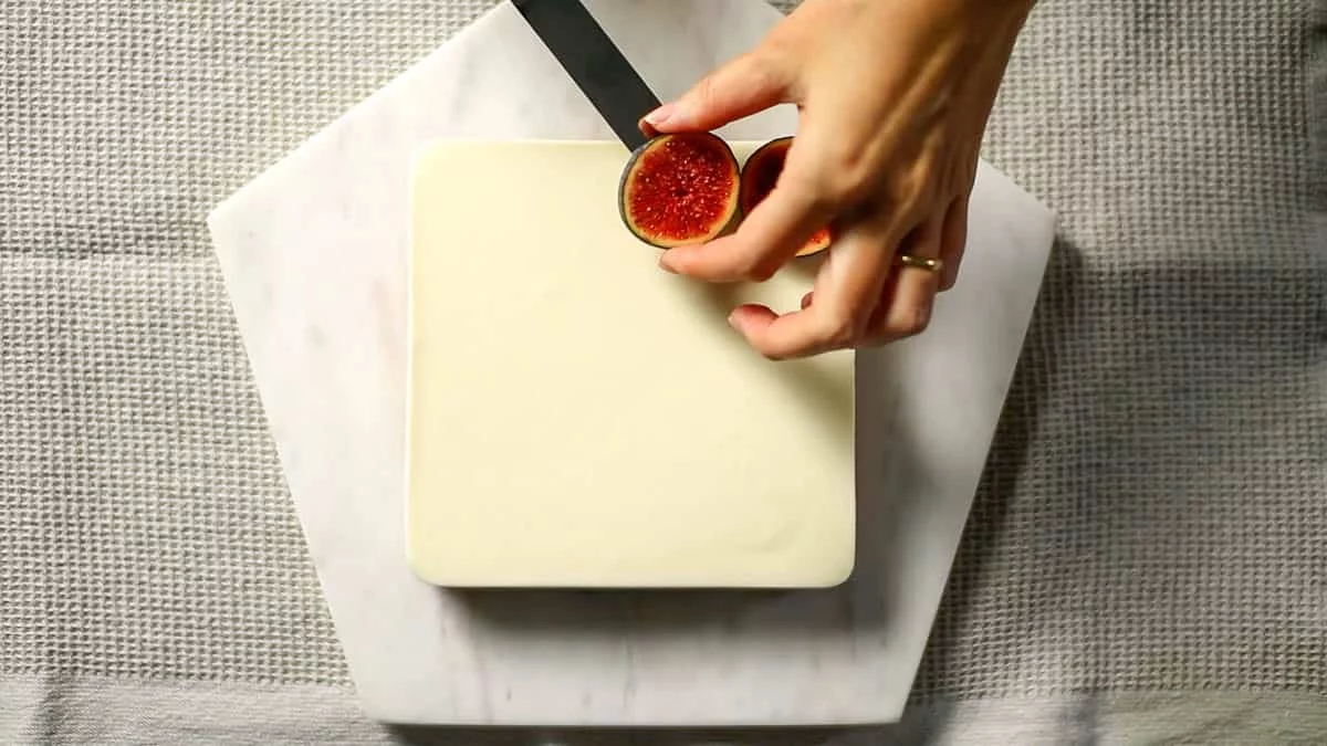 Remove the cake from the refrigerator and warm slightly around the mold before unmolding Wash figs and drain off the water Slice the figs horizontally into slices about 5 mm thick Select one of the same size in the center and decorate the surface of the cake