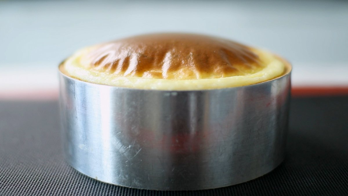 焼き上がったらオーブンから取り出し、常温でそのまま冷まします。（ここで冷蔵庫で冷やしてしまうと型からフランが外しにくくなるので必ず常温で冷ましてください！）