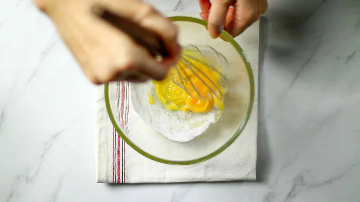 ボウルに卵黄とグラニュー糖を入れて混ぜます。