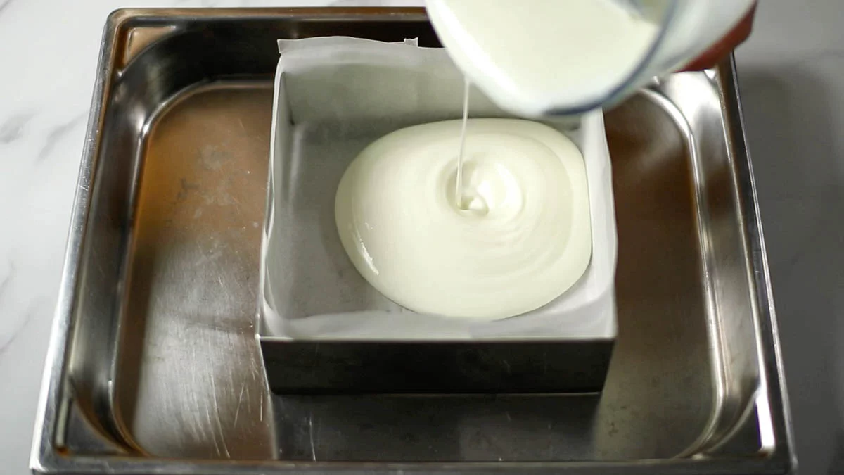 Pour the mixture into the mold and spread it out thinly and evenly.