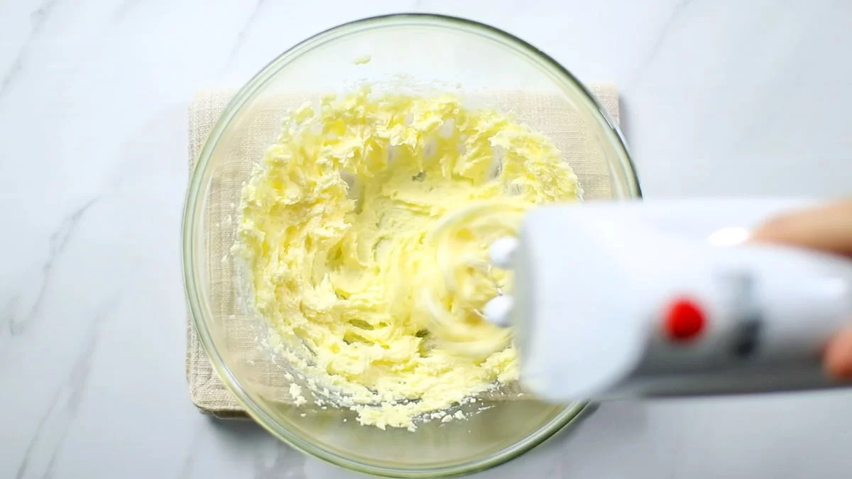 ボウルに柔らかくなったバターとグラニュー糖を入れて電動ミキサーでよく混ぜ合わせます。