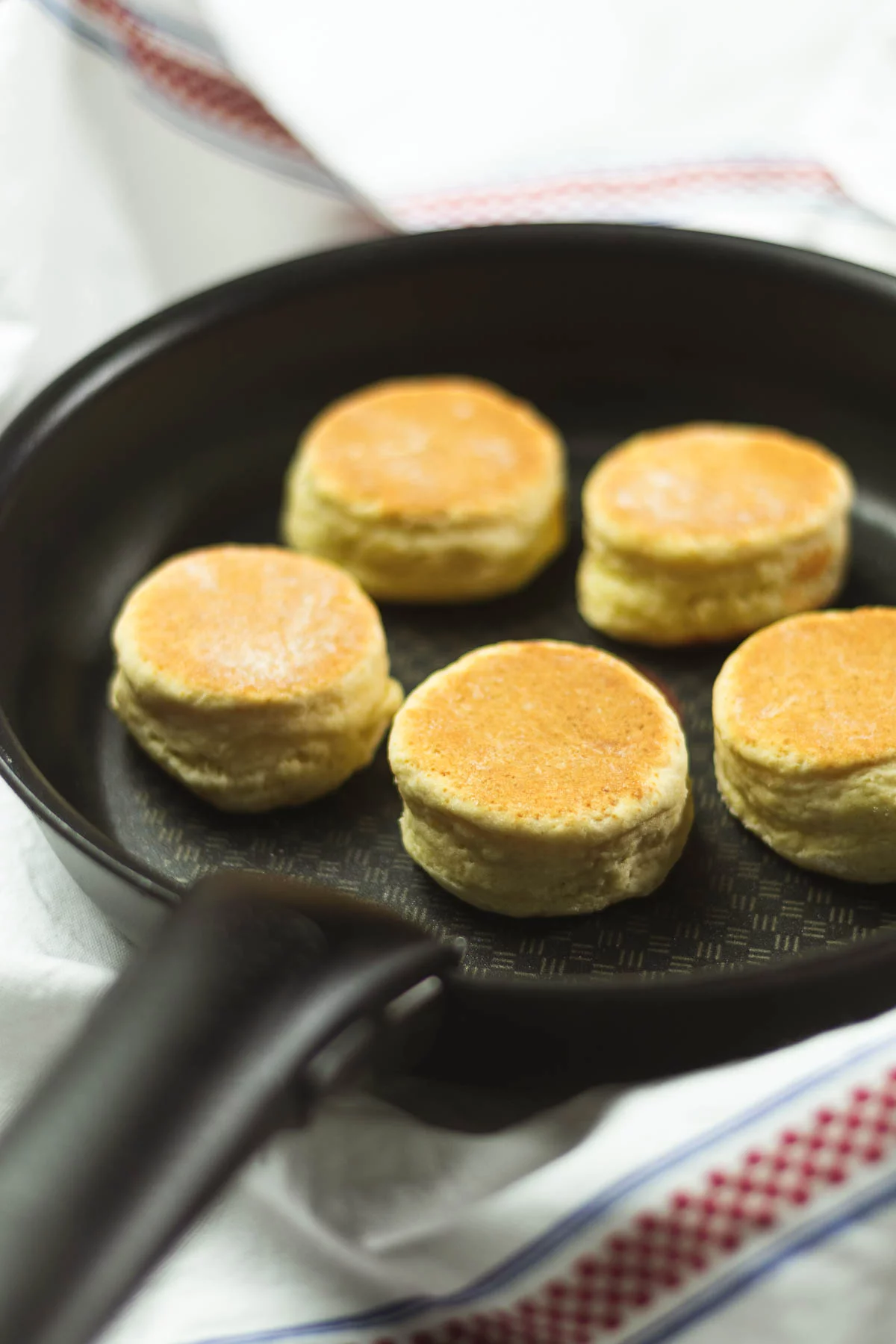 Recipe for scones made in a frying pan [without an oven