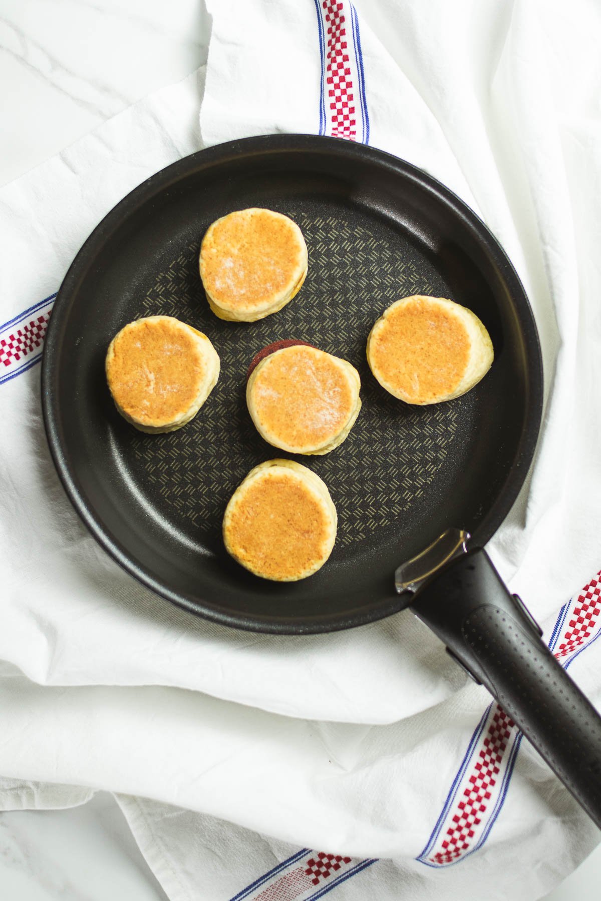 Recipe for scones made in a frying pan [without an oven