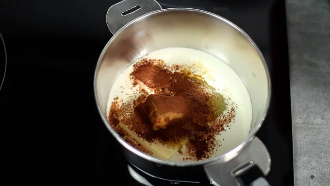 鍋にバター、グラニュー糖、はちみつ、生クリーム、スパイス全てを入れて火にかけます。全部溶けたら火から下ろします（沸騰させる必要はありません）。