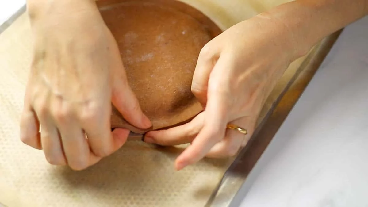 Using a pastry brush, brush water along the edge and place the second piece of pastry dough on top. When placing it, you can rotate it at a 45-degree angle to prevent excessive shrinking during baking and ensure better shape retention.

Make sure to align the edges tightly without trapping air, and press them firmly together to ensure a secure seal.
