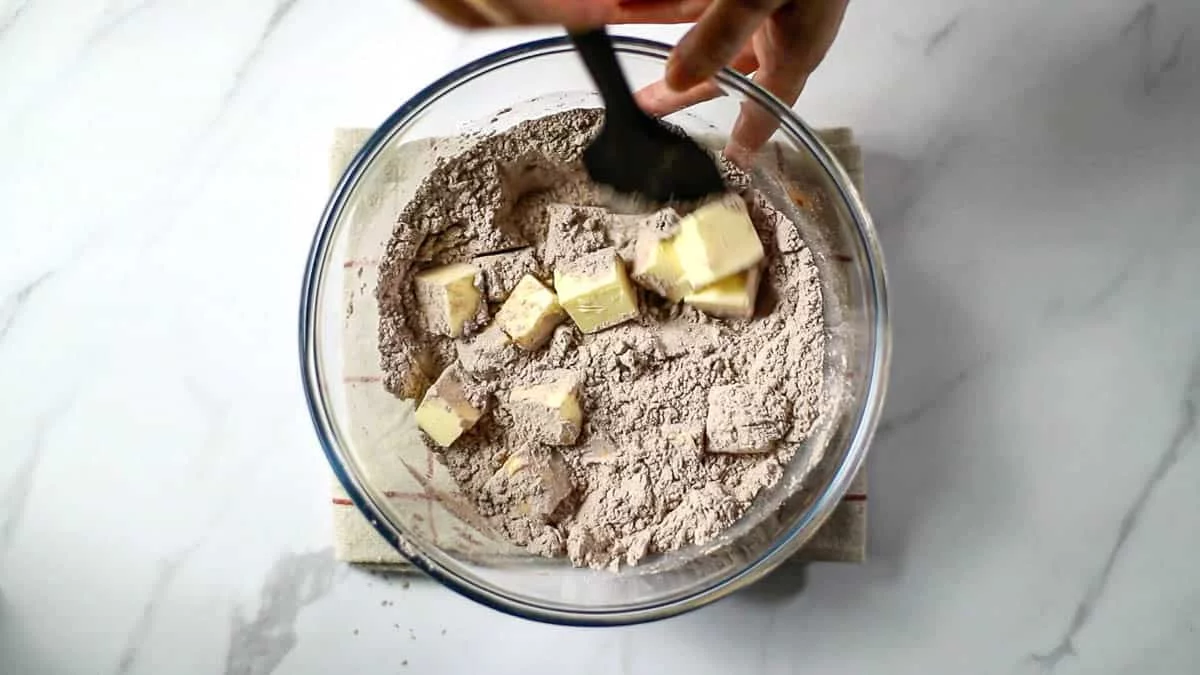 Place the cake flour and bread flour in a bowl, then sift in the cocoa powder. Add the butter and quickly mix it with the flour, as if dusting the butter with flour. *Be careful not to knead or crush the butter at this stage; you want to keep the shape of the butter intact.
