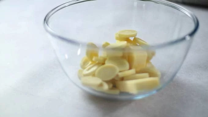 ホワイトチョコレートとバターを合わせて湯煎またはレンジで溶かします。
ホワイトチョコレートは高温で溶かすと焦げてしまうので、混ぜながらゆっくりと低温で溶かします。