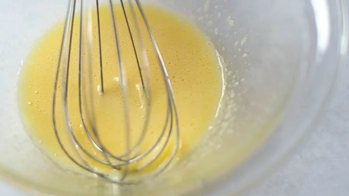 ボウルに卵とグラニュー糖を入れ、ホイッパーで白っぽくなるまでよく泡立てます。