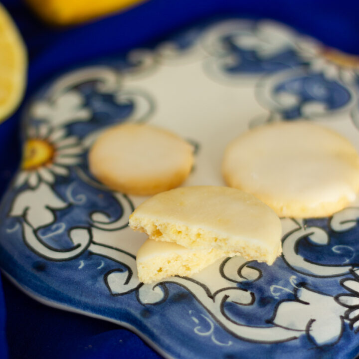 クッキー生地にレモンの皮を、アイシングにレモン果汁をたっぷり使った甘酸っぱい爽やかなレモンクッキーのレシピ