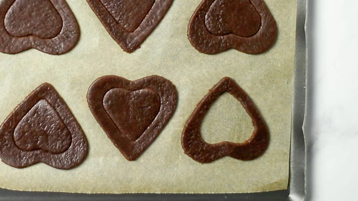 Cut out the large heart shapes, then transfer to a baking sheet and hollow out the inside with the smaller heart shapes.

Bake in a preheated 170°C (340°F) oven for 12-15 minutes.
予熱した170度のオーブンで12〜15分ほど焼きます。