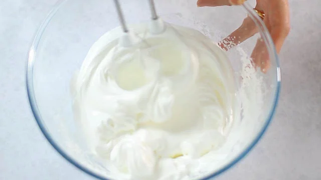 卵白に砂糖を加えてツノが立つまで泡立てます。