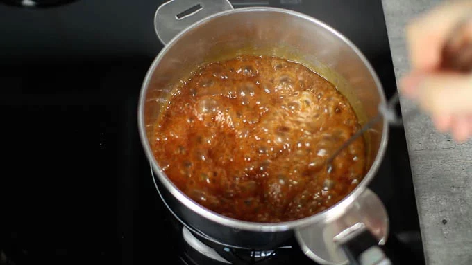 ホイッパーで混ぜ続けながら1分ほど加熱します。