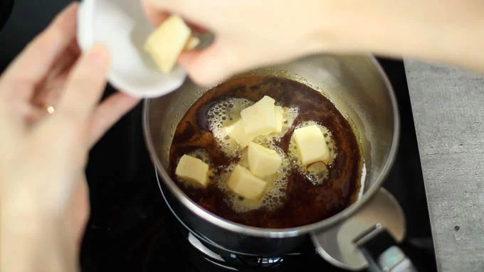 バターを加え混ぜ合わせます。最初大きな泡が立ちますがすぐ収まるので、一気に入れて混ぜます。