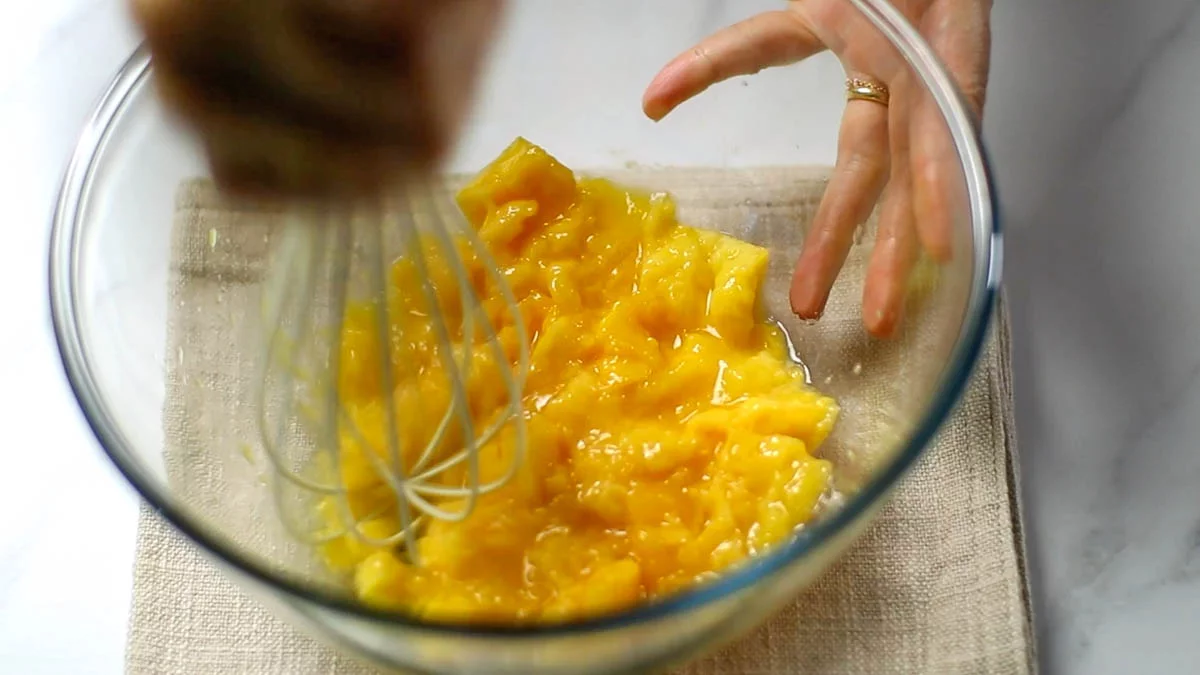 Chop the mango into bite-size pieces roughly with a whipper in a bowl