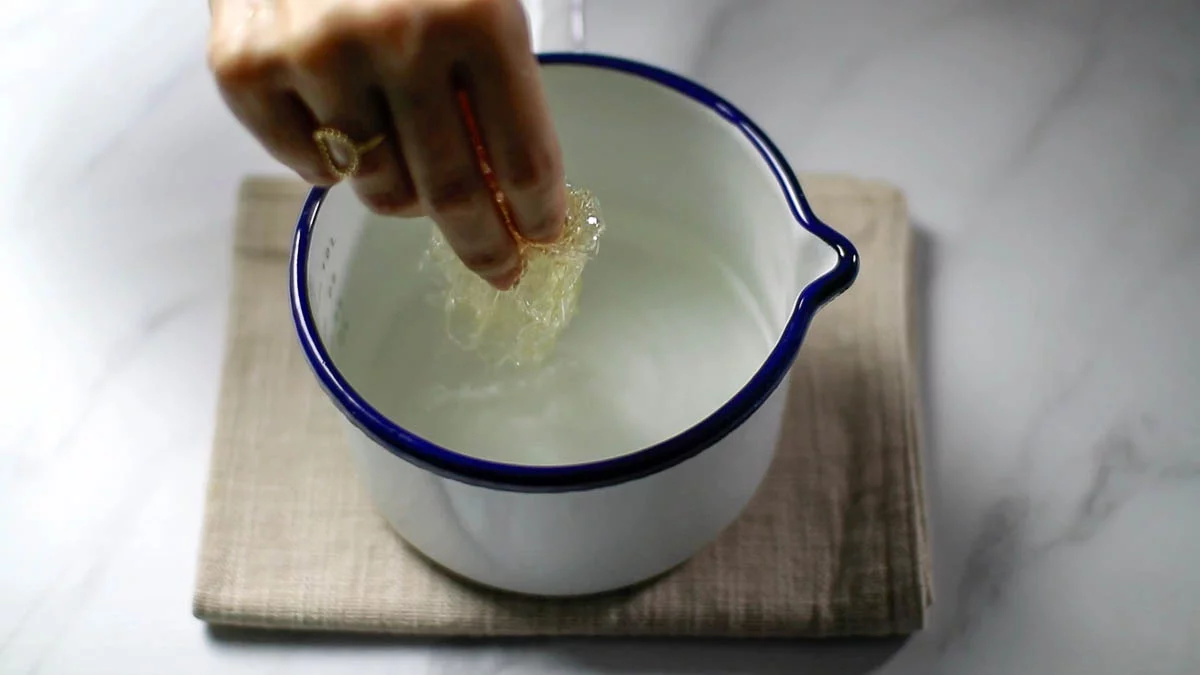 水、グラニュー糖を温めグラニュー糖を完全に溶かします。

柔らかくなったゼラチンを加えて混ぜ溶かします。