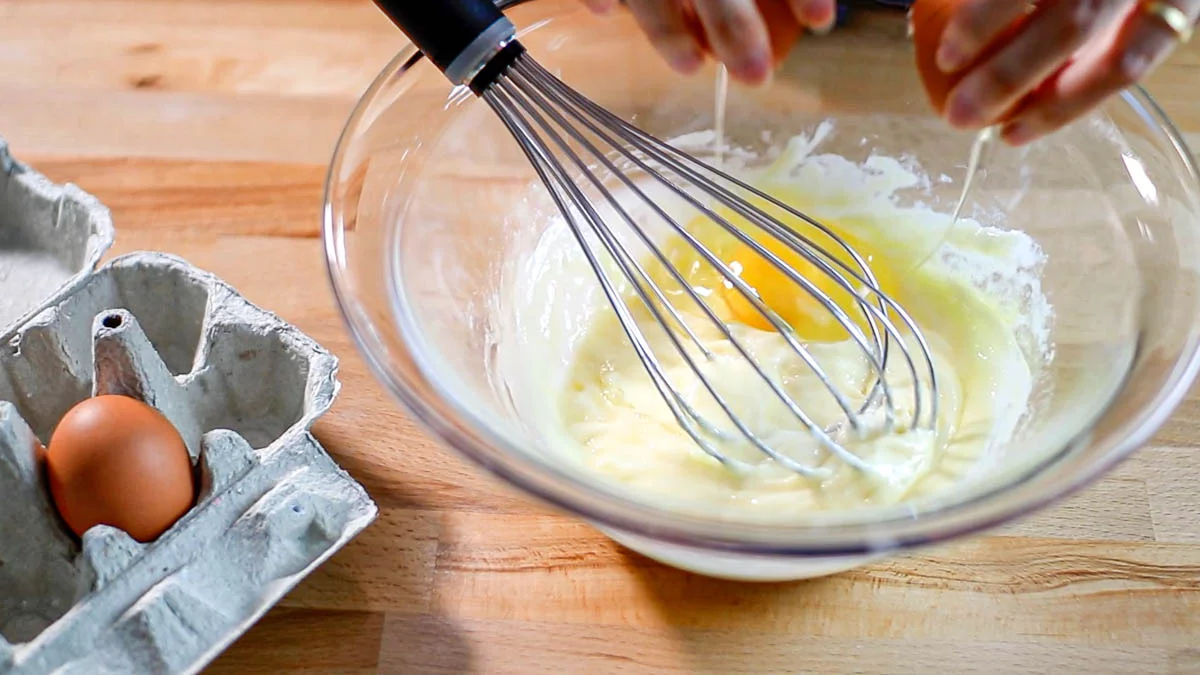 卵をひとつづつ加えて、そのつどホイッパーで混ぜます。
