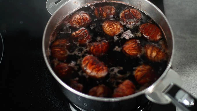 沸騰したら栗を加え、中火にして10分ほど煮ます。茹でこぼすのであくは取らなくて大丈夫。