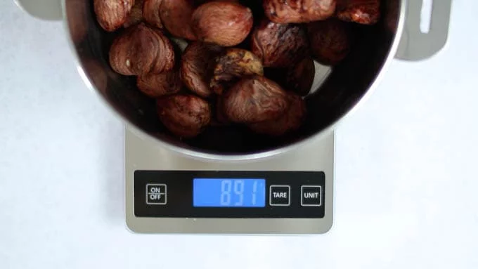 After cleaning the astringent skin, weigh all the chestnuts and prepare 60 percent of the total weight in granulated sugar