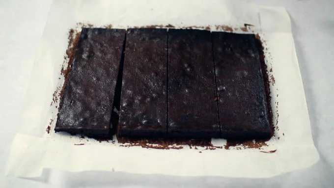 チョコレートスポンジを横長に置き、真ん中で半分、さらにそれを半分に切って4等分します。（6x20cmくらいになります）
