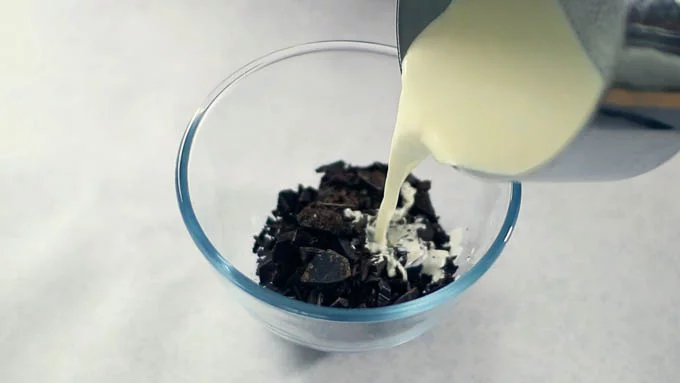 チョコレートを刻んでボウルに入れ、温めた生クリームを注ぎゆっくり混ぜ合わせます。