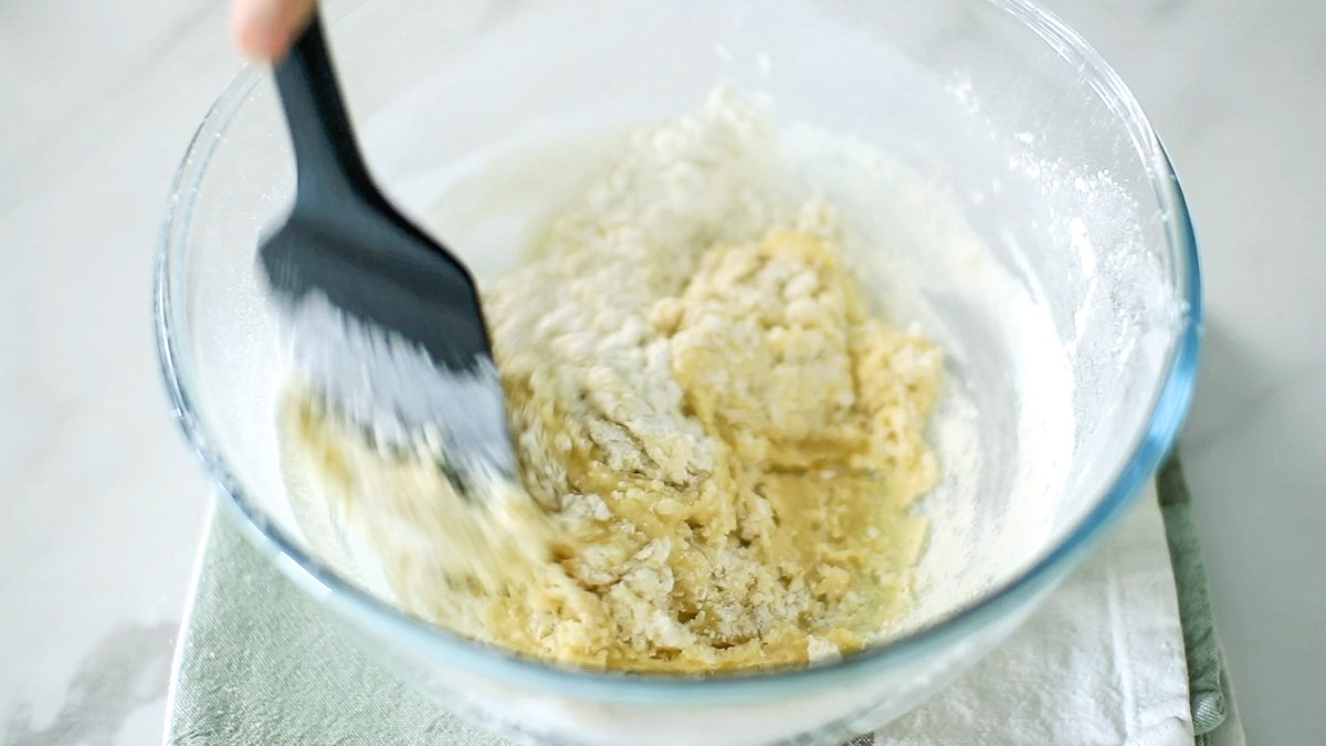 薄力粉とベーキングパウダー、塩を加えてゴムベラでさっくりと混ぜ合わせます。