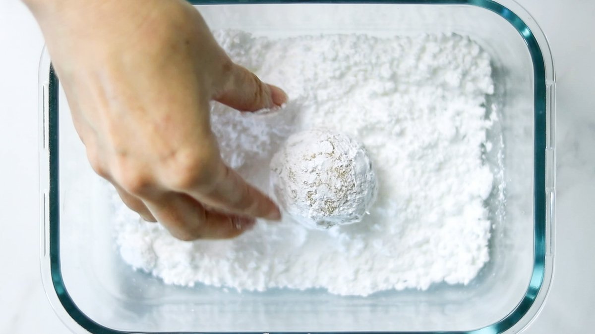 生地をひとつ60gくらいの丸いボール状に丸め、粉砂糖をたっぷりとまぶします。