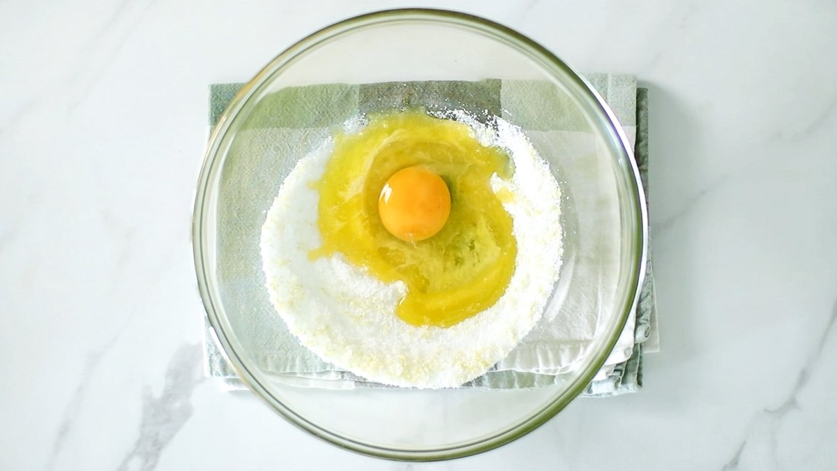 溶かしバター、卵を加えて混ぜます。