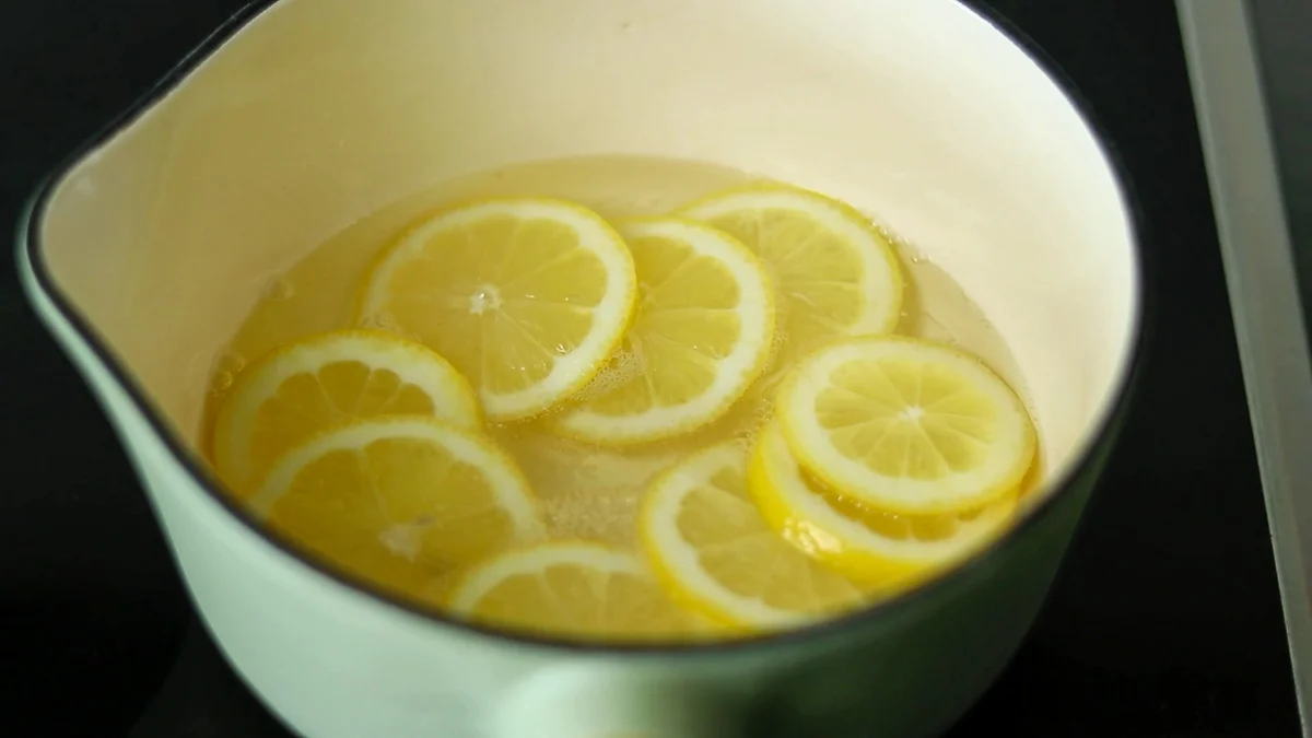 鍋にグラニュー糖と水を入れて中火にかけて、グラニュー糖が全部溶けたらレモンのスライスを加えます。弱火で5分ほど煮ます。