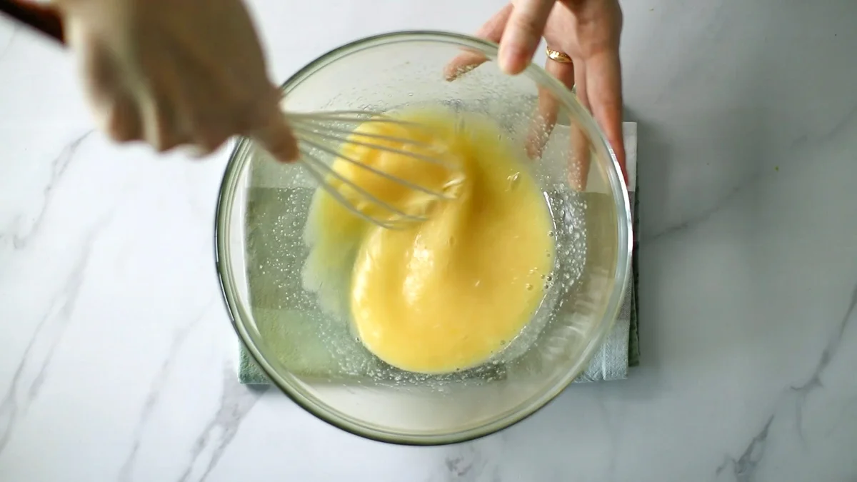ボウルに卵とグラニュー糖を入れ、白っぽくなるまでホイッパーでよく混ぜ合わせます。