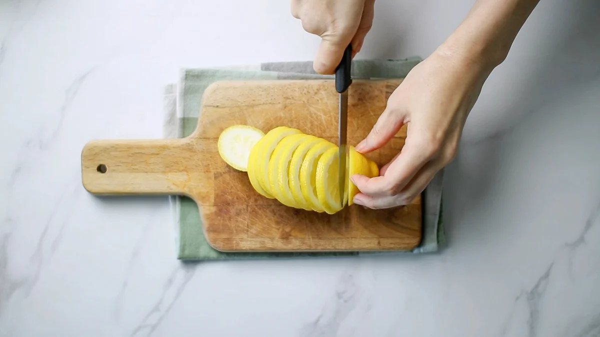 レモンを洗い、2-3mmの厚さにスライスします。