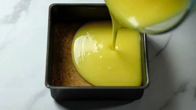 レモンクリームを一度濾し、型に注ぎ入れます。冷蔵庫に入れて1時間以上、よく冷やします。