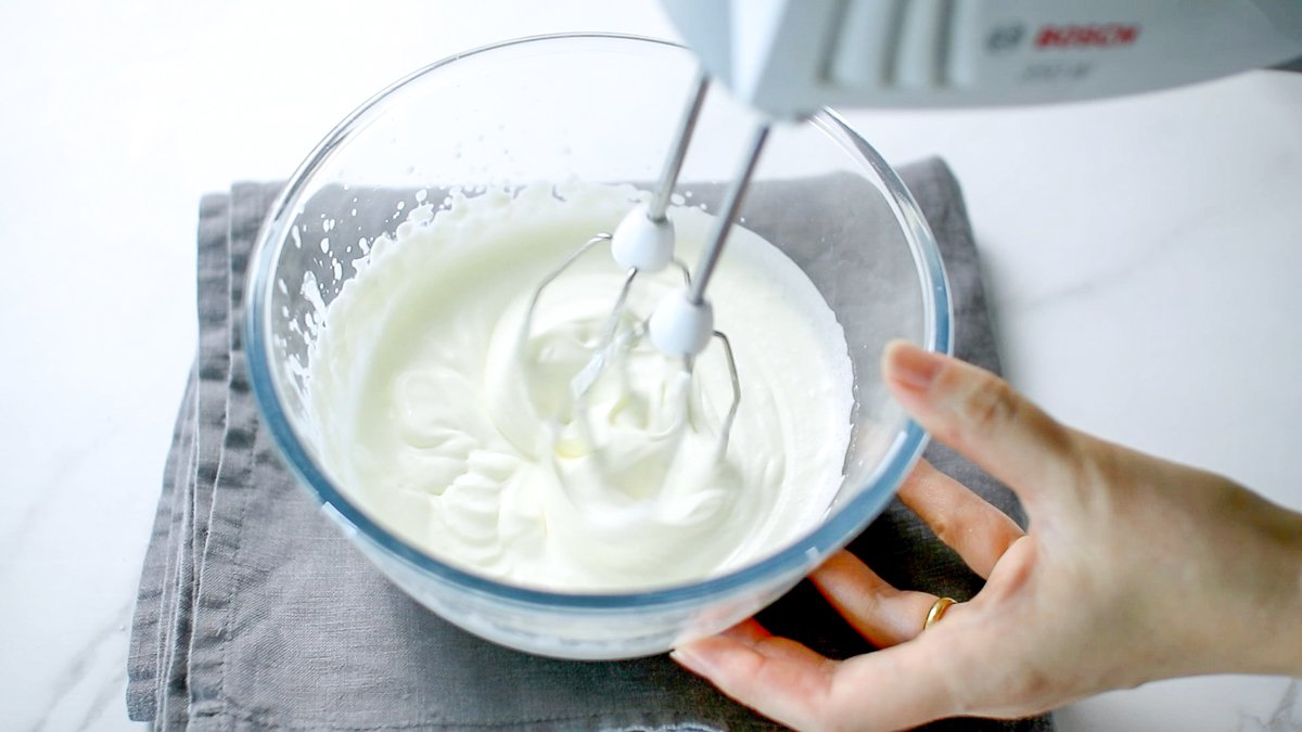 別のボウルで生クリームを7分立て（すくうと角がおじぎするくらい）に泡立てます。