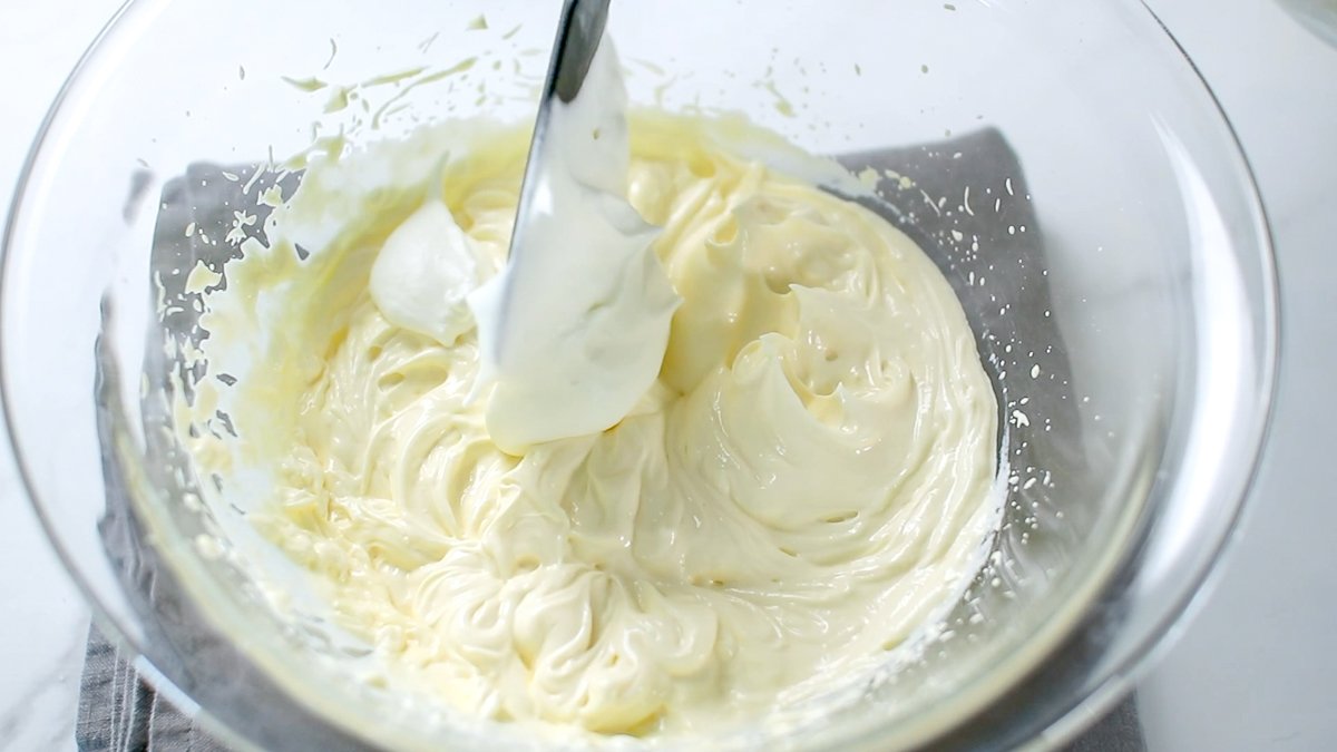 生クリームを加え、ゴムベラで底から返すようにやさしく混ぜます。