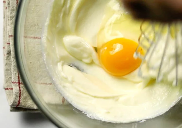 卵をひとつづつ加え、ホイッパーでその都度よく混ぜます。