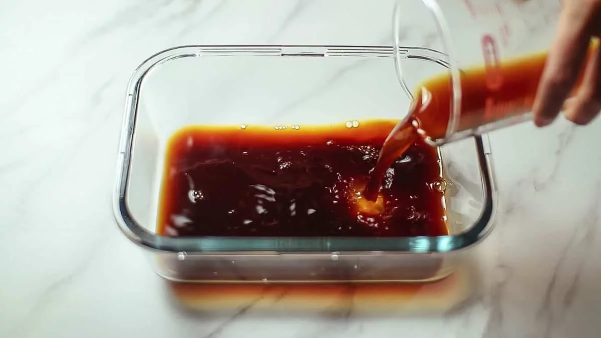 Make coffee jelly, pour into a bat or other container, and refrigerate to harden