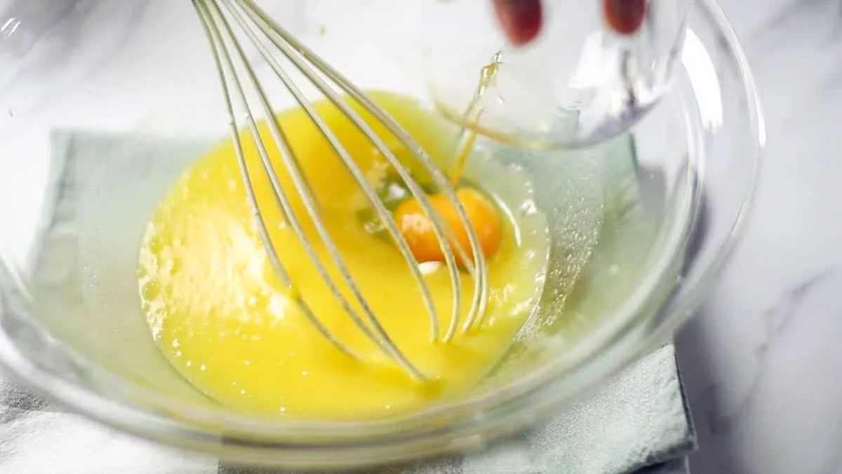 卵をひとつづつ加えその都度よく混ぜます。