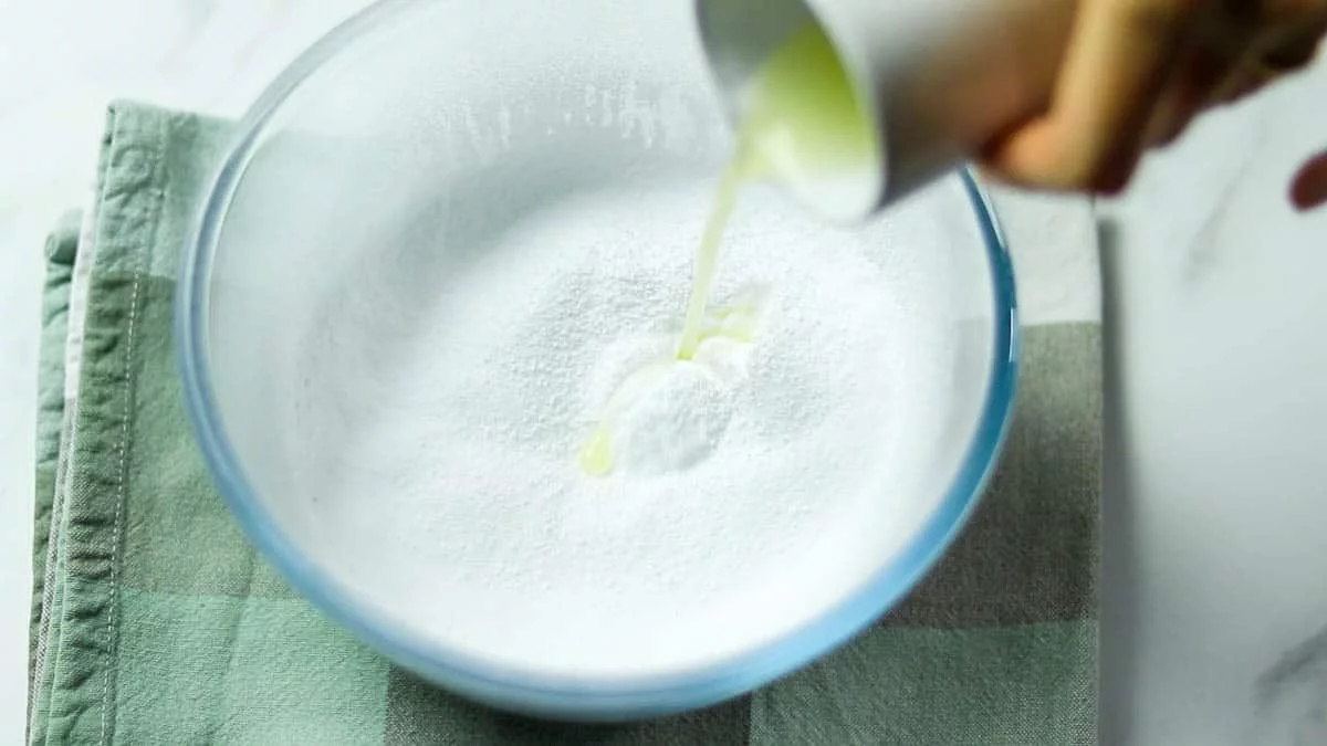 Put the powdered lakanto in a bowl, add the lemon juice a little at a time and whip to combine Add lemon juice until desired consistency is reached (If you need more lemon juice, add water or milk to adjust the consistency)